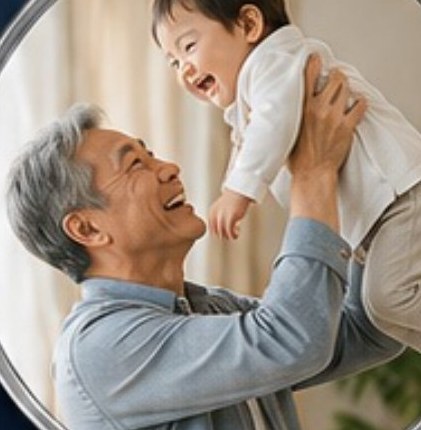 孫を抱き上げる男性